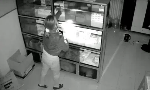 Camera ghi lại hình ảnh Trạm trưởng y tế lén lấy thuốc đem ra ngoài bán