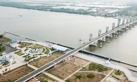 'Siêu cống' lớn nhất Việt Nam đi vào vận hành, người dân lũ lượt kéo đến check in