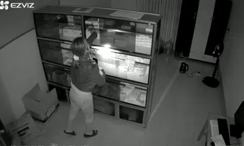 Camera bắt quả tang nữ trạm trưởng lén lấy thuốc trong tủ ở trạm y tế mang đi bán