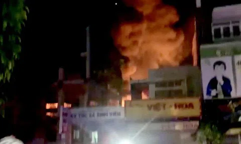 Sinh viên tháo chạy khi cháy nhà xưởng cạnh ký túc xá Đại học Sư phạm TP.HCM