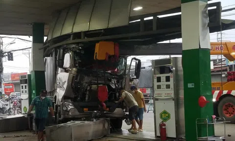Kinh hãi xe tải lao thẳng vào cây xăng tông đổ 2 trụ bơm ở TP.HCM