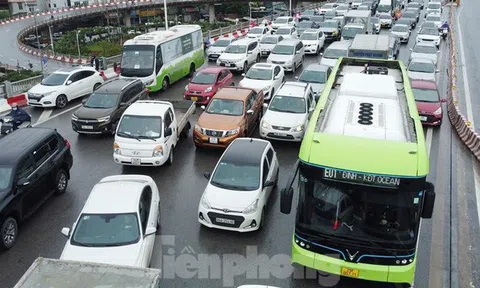 Cầu Vĩnh Tuy (Hà Nội) ùn tắc nghiêm trọng, vì sao?