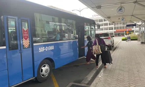 Vui với xe buýt ở sân bay Tân Sơn Nhất