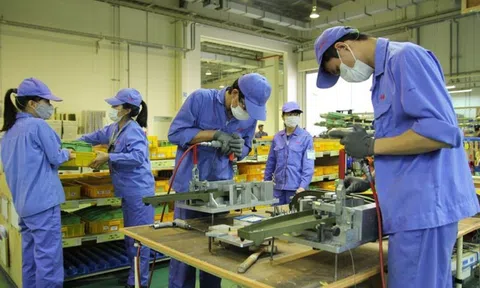 Tiền lương làm thêm giờ có tính đóng BHXH, thuế TNCN không?