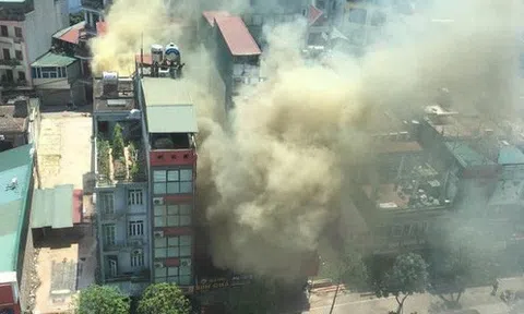 Hà Nội: Cháy ngùn ngụt tại quán bún chả, nhiều thực khách tháo chạy thoát thân