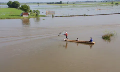Nước sông Mê Kông dâng cao giữa mùa khô
