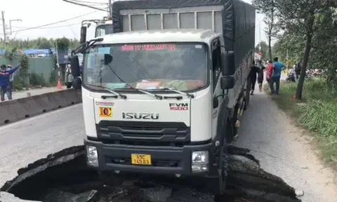 CLIP: Hố tử thần "ngoạm" đầu xe tải 15 tấn ở Thủ Đức