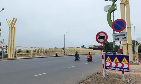 Chi 1,5 tỉ trang trí cầu ở Quảng Trị: Yêu cầu tháo dỡ công trình