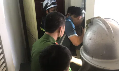 Hà Nội: 20 phút nghẹt thở giải cứu cháu bé 4 tuổi bị mắc kẹt trong hố thang máy