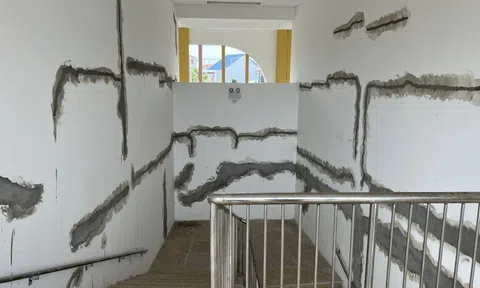 Sau bị lún, trường mầm non mới xây chằng chịt "vết thương" trên tường