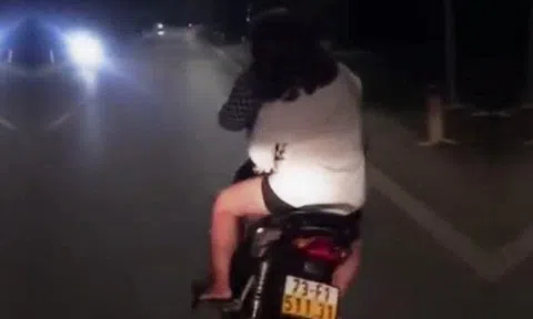 Đôi nam nữ đi xe "đánh võng" khiến người đi đường hú vía