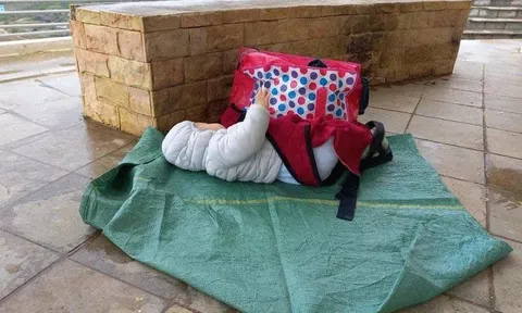 Bé gái 1 tuổi bị bỏ rơi cùng lời nhắn "chưa khai sinh"