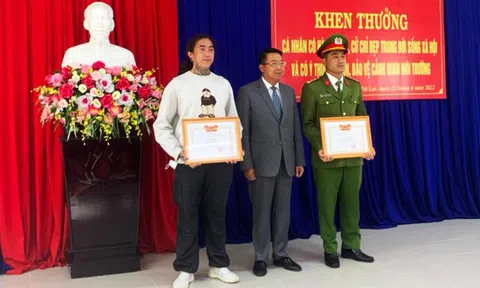 Khen thưởng chàng trai nhặt rác và đại úy trả lại 300 triệu cho người đánh rơi