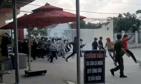 Clip: Chạy thục mạng, xô đẩy nhau khi đi làm sổ đỏ, nhiều người ngã lăn quay ở Bình Phước