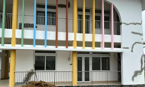 Sau khánh thành, trường mầm non hiện đại bậc nhất TP Huế chằng chịt vết nứt