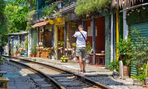 Phố cà phê đường tàu ở Hà Nội đón khách trở lại với nhiều thay đổi lớn