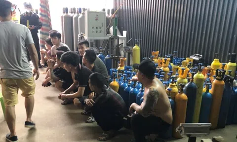 Thu giữ hàng ngàn bình "khí cười" phục vụ quán bar, karaoke