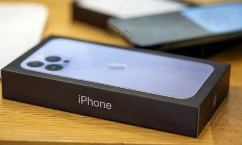 Apple bị kiện vì bán iPhone không kèm sạc