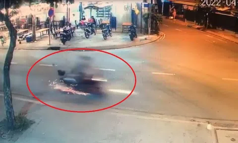 Bé trai 4 tuổi chạy ra đường bị xe máy tông văng xa nhiều mét ở TP.HCM: Lời kể người mẹ