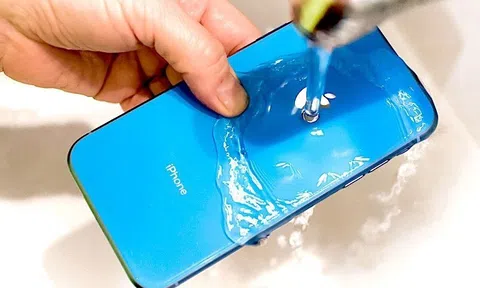 Làm sao rửa điện thoại sạch sẽ nhất?