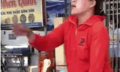 Vụ con trai chủ quán bánh xèo đánh khách chảy máu đầu: Khách ném ống đũa vào chủ quán