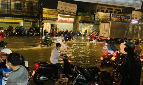 CLIP: Nhiều tuyến đường ở Biên Hòa chìm trong nước, "sóng" tràn vào nhà dân