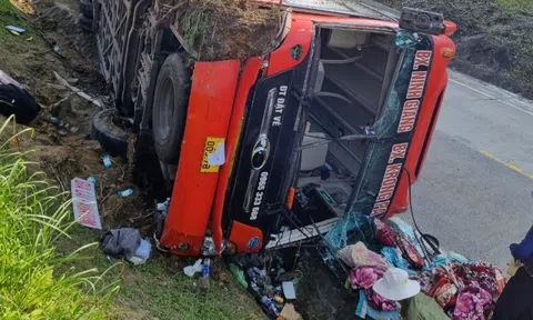 Hàng chục người la hét hoảng loạn trong xe khách bị lật ở Quảng Nam