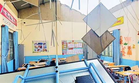 Lốc xoáy khủng khiếp làm tốc mái 2 phòng học, 3 học sinh bị thương