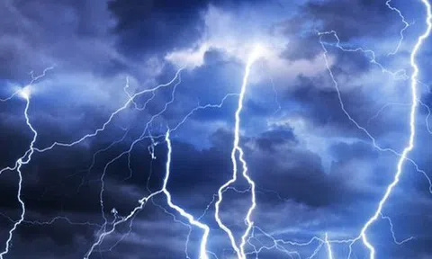 Quảng Ngãi: 4 người họ hàng trong gia đình bị sét đánh