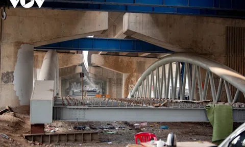 Cầu vòm vượt hồ Linh Đàm bị chậm tiến độ, không hẹn ngày hoàn thành