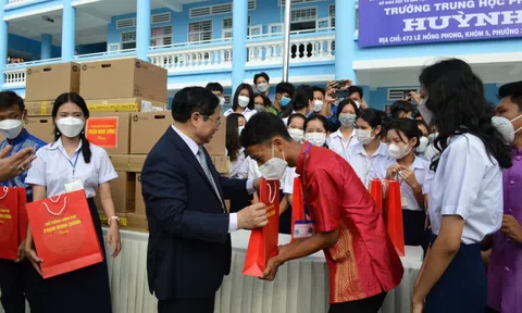 Thủ tướng đề nghị Sóc Trăng tiếp tục quan tâm đến học sinh dân tộc thiểu số