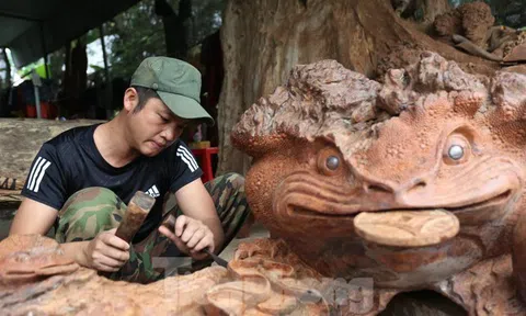 Chàng trai 'biến' rễ cây, thân gỗ tưởng chừng bỏ đi thành tượng điêu khắc nghệ thuật