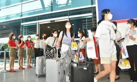 NÓNG: Khách đang dồn về Đà Nẵng, sân bay, ga tàu ken cứng