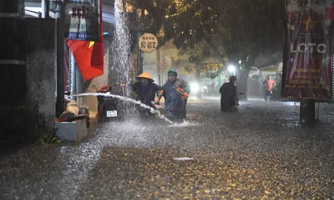 Mưa lớn kéo dài, khuya 29-4, nhiều nơi ở TP HCM còn ngập sâu