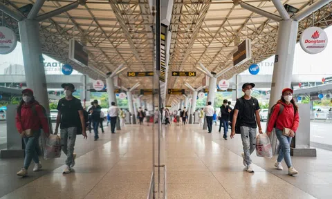 Hình ảnh đối lập ở sân bay Tân Sơn Nhất sáng 30/4