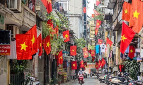 Từ ngõ nhỏ đến chung cư đỏ thắm màu cờ mừng ngày 30/4