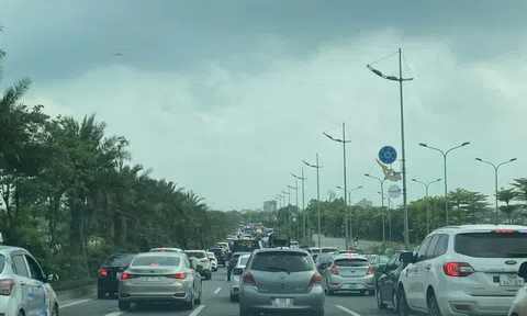 Ùn tắc nghiêm trọng tại TP HCM và Hà Nội ngày đầu nghỉ lễ 30-4, 1-5