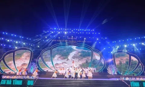 Hà Tĩnh: Người dân đội mưa tham gia khai hội du lịch biển năm 2022