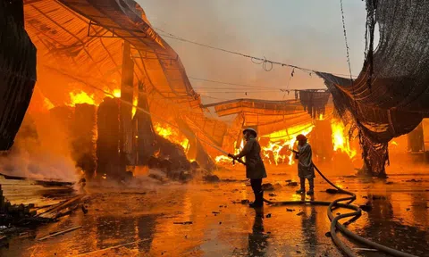 100 cảnh sát PCCC dập vụ cháy kho gỗ lớn lúc rạng sáng