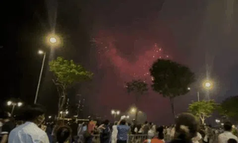 Pháo hoa rực sáng trên bầu trời TP HCM lễ 30-4