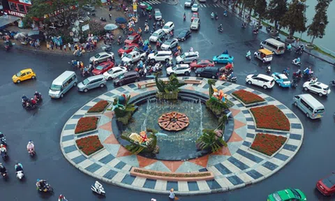 Đà Lạt nhộn nhịp du khách trong ngày đầu nghỉ Lễ 30/4 - 1/5 dù trời mưa phùn từ sáng đến chiều