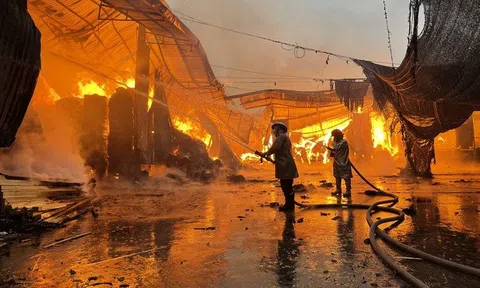 Hà Nội: "Biển lửa" bao trùm xưởng gỗ lúc rạng sáng, hơn 80 chiến sĩ căng thẳng chữa cháy