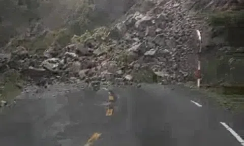 Mưa kéo dài gây sạt lở đường đèo Đại Ninh đoạn qua tỉnh Bình Thuận
