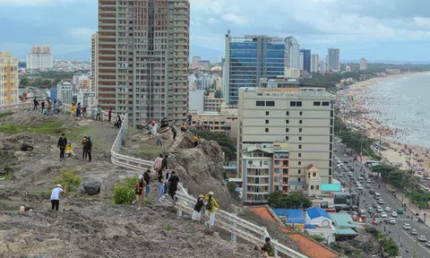 Giới trẻ đua nhau leo núi đá để check-in ảnh ''độc'' toàn cảnh Vũng Tàu