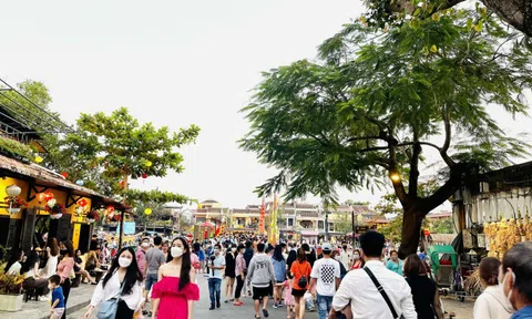 Hàng chục ngàn người đổ về Hội An du lịch, phố cổ ken kín lối