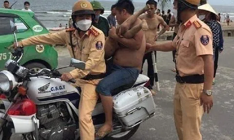 CSGT Sầm Sơn dùng mô tô đặc chủng đưa cháu bé đuối nước đi cấp cứu