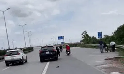 CSGT Hà Nội xác minh clip người phụ nữ ngã văng xuống đường khi cố bám vào cửa ô tô