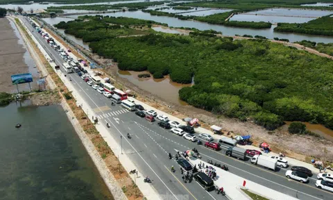 Bến phà quá tải, du khách vật vạ 4-5 giờ rời Cát Bà