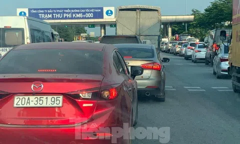 Ùn ứ kéo dài tại trạm thu phí cao tốc Nội Bài - Lào Cai