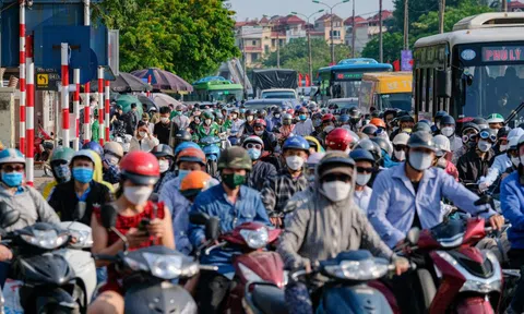 Người dân ùn ùn quay trở lại Hà Nội dù chưa kết thúc kỳ nghỉ lễ vì nỗi sợ tắc đường, giao thông khu vực cửa ngõ ùn ứ